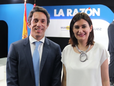 El Doctor Pablo Casas recibe el premio al mejor cirujano de rinoplastia de España, de manos de la Ministra de Sanidad, Carmen Montón